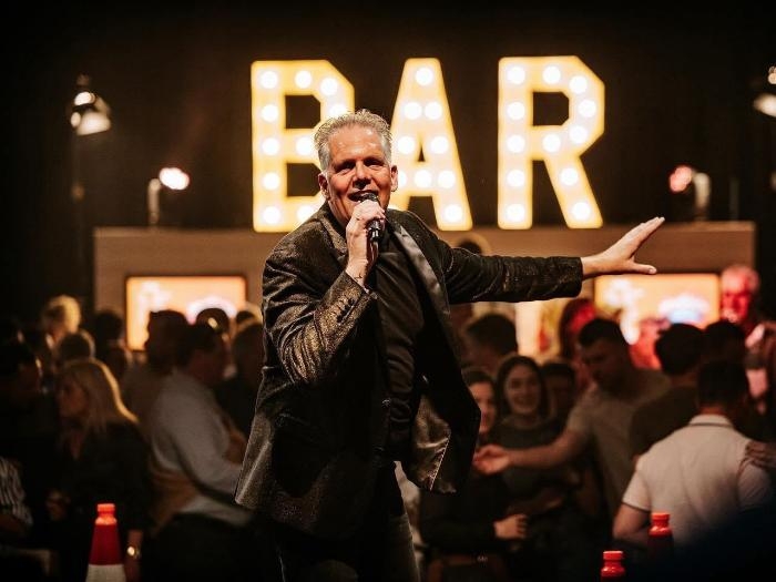 Meezingen met de bar/feest-zangers!!