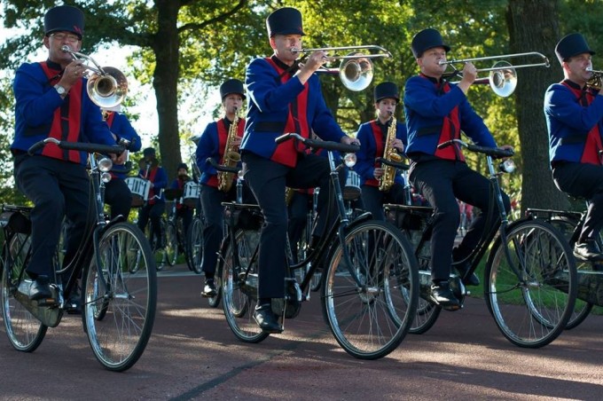 Muziekkorpsen vooraan in de Grote Optocht