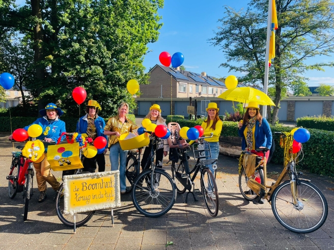 Kinderen krijgen Schoolfeestprentenboek en Schoolfeestkwartet
