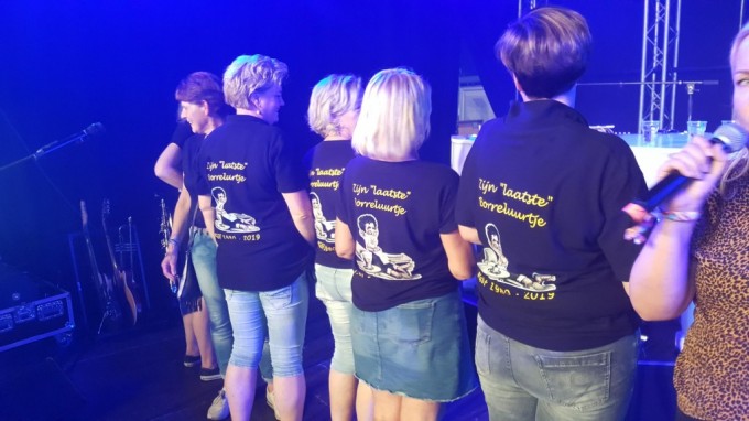 Tandheelkundig Team Koop wint T-shirt verkiezing